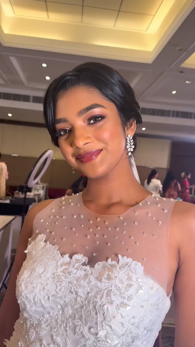 ക്രിസ്ത്യൻ ബ്രൈഡൽ വെയ്ൽ & ഗ്ലോ ലുക്ക്